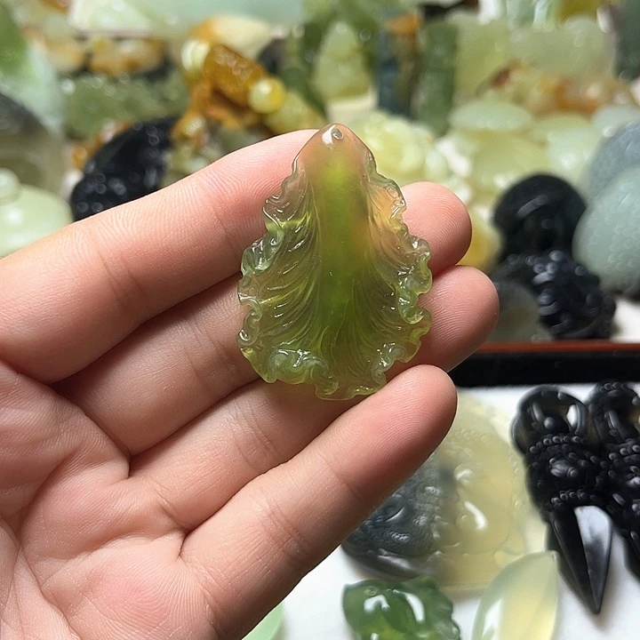 未镶嵌蛇纹石玉颈饰