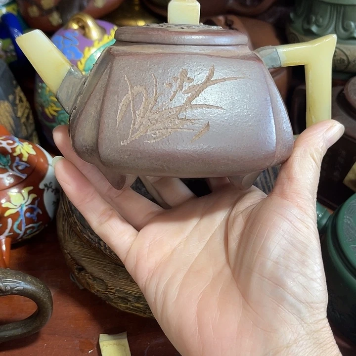 段泥茶壶原矿泥料手工制作的一把紫砂壶。