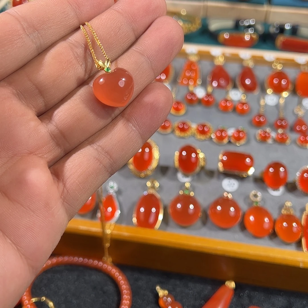 南红玛瑙18K金镶嵌颈饰