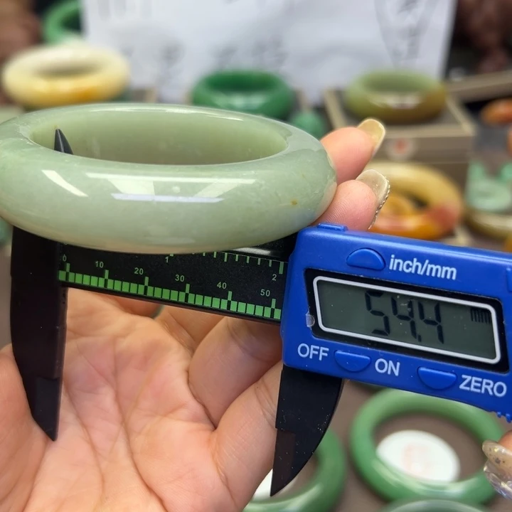 未镶嵌手镯石英岩玉