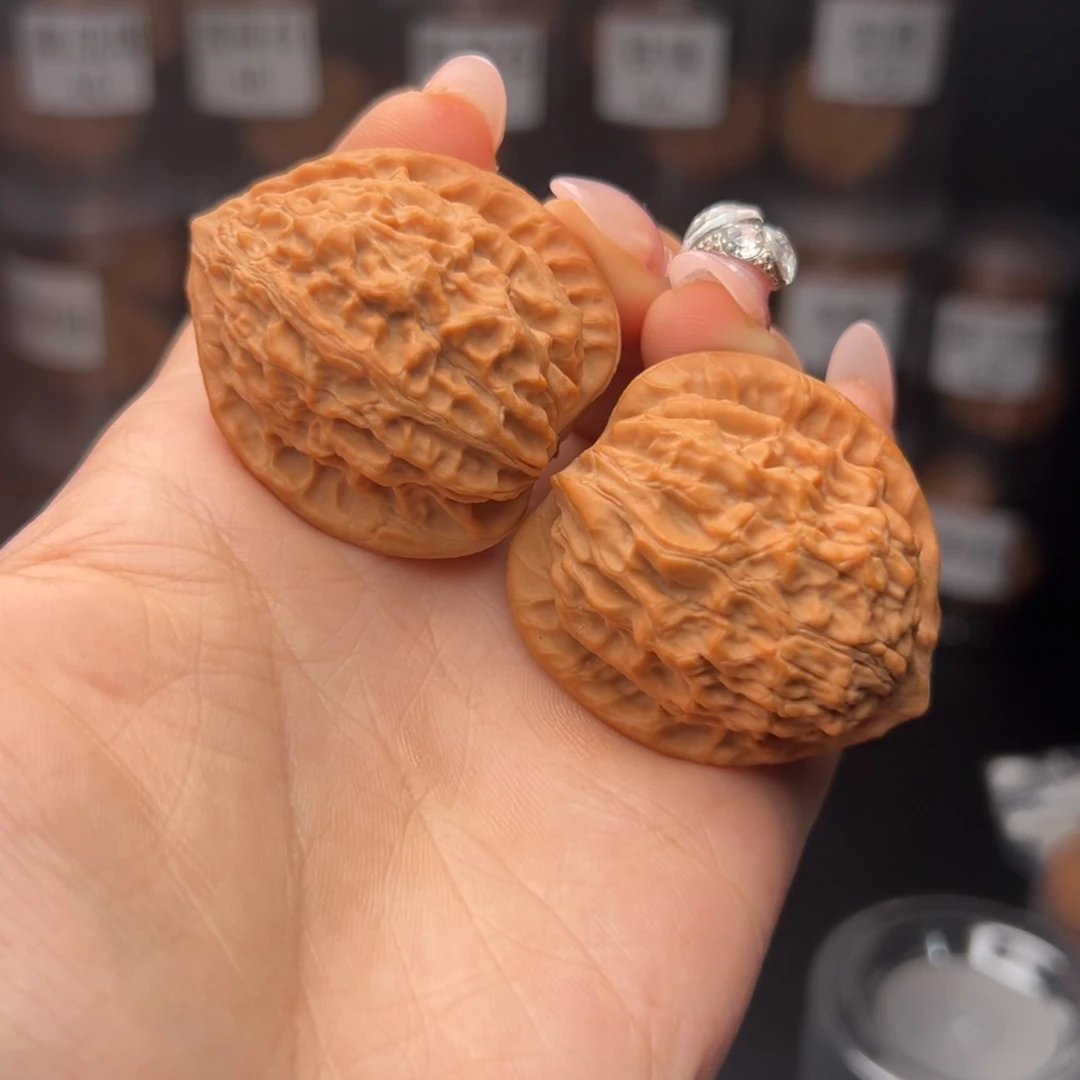 文玩核桃吊坠张*珄金牛