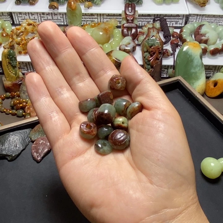 自***的未镶嵌岫岩河磨玉（透闪石质玉）珠宝奇石