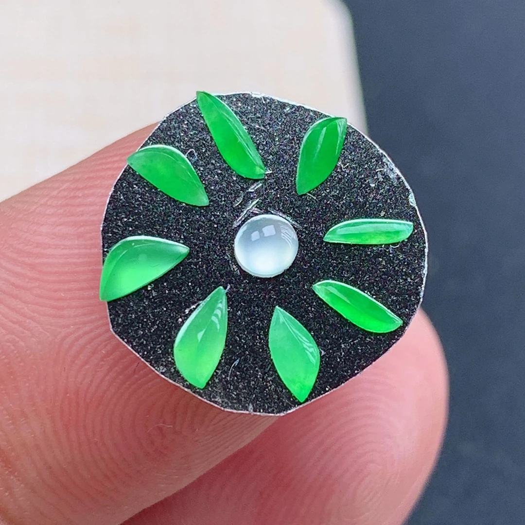 翡翠缅甸纯天然A货玉器未镶嵌辣绿色冰种随形蛋面裸石可定制镶嵌