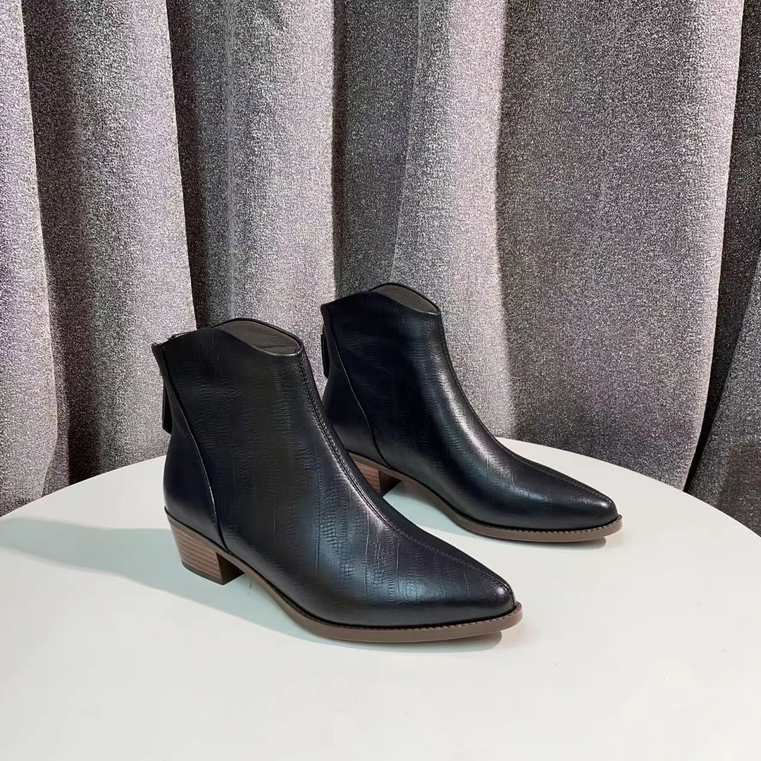 C1020 黑色 秋冬时尚舒适粗跟尖头女短靴时装靴