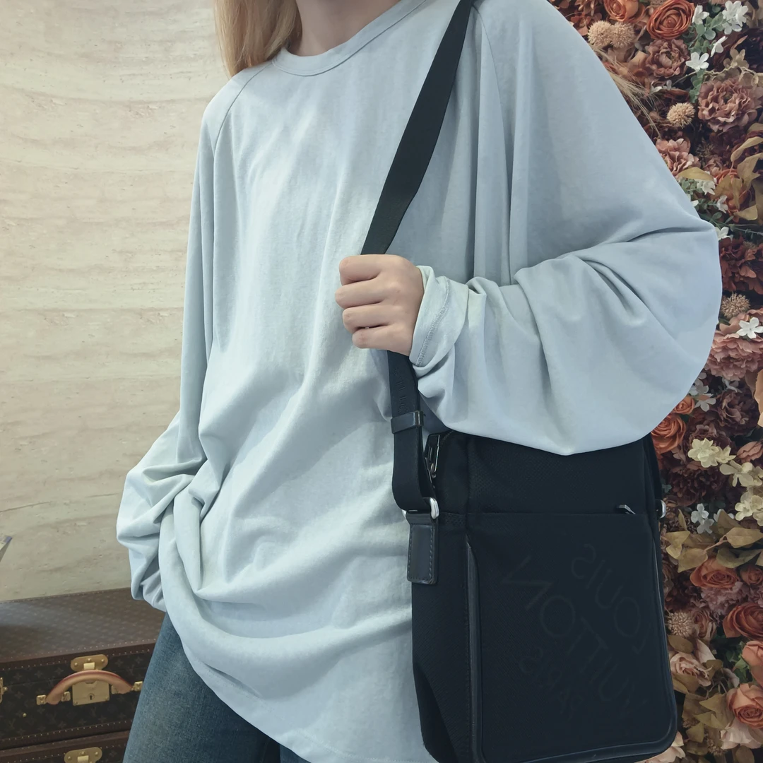 95新 LouisVuitton/路易威登 【冰】黑色英文斜挎