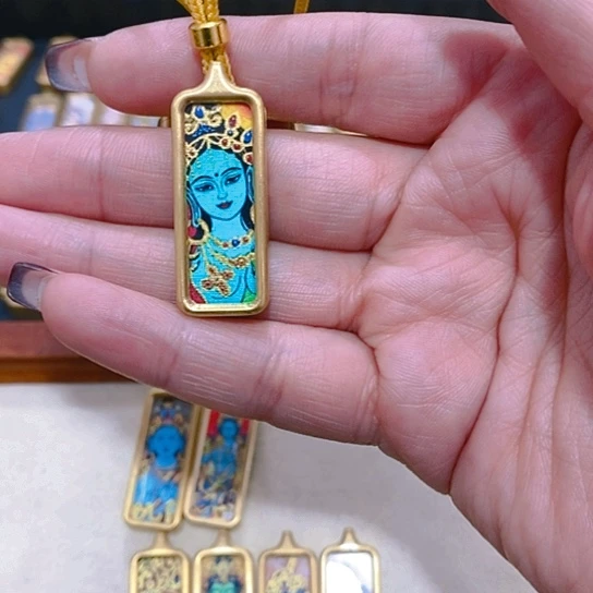 【闪购商品】吊坠配金色绳突突突突