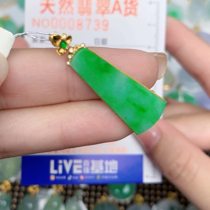 颈饰18K金镶嵌翡翠无事牌