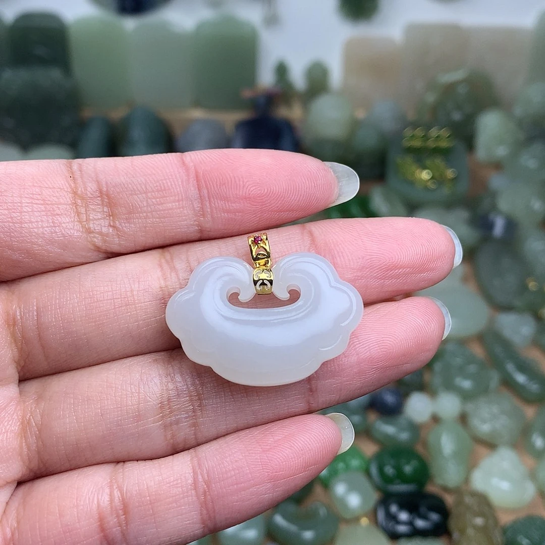 和田玉吊坠18K金镶嵌景**嘛