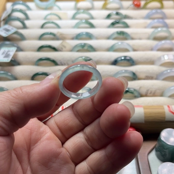 翡翠未镶嵌戒指蓝水