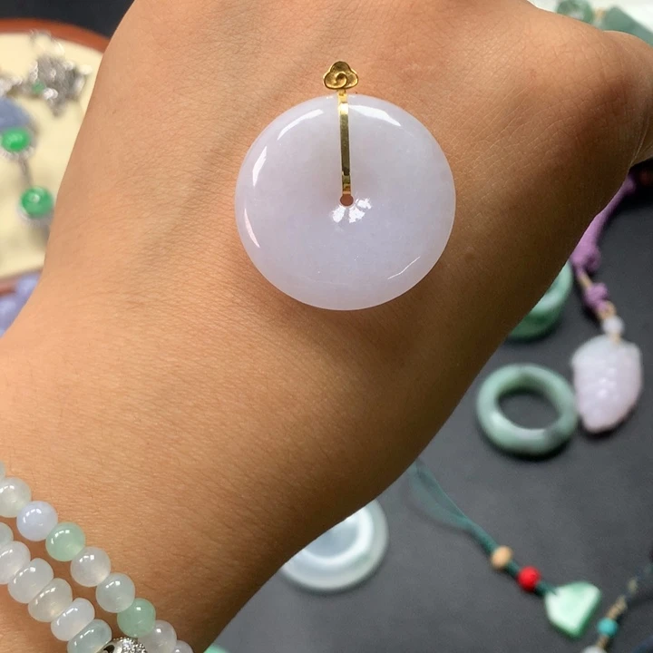 翡翠18K金镶嵌颈饰平安扣