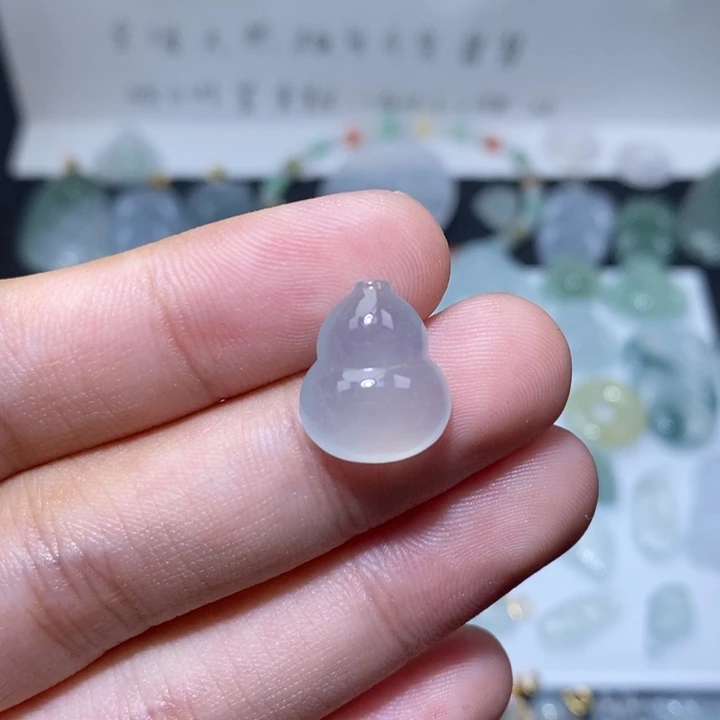 翡翠未镶嵌颈饰冰葫芦