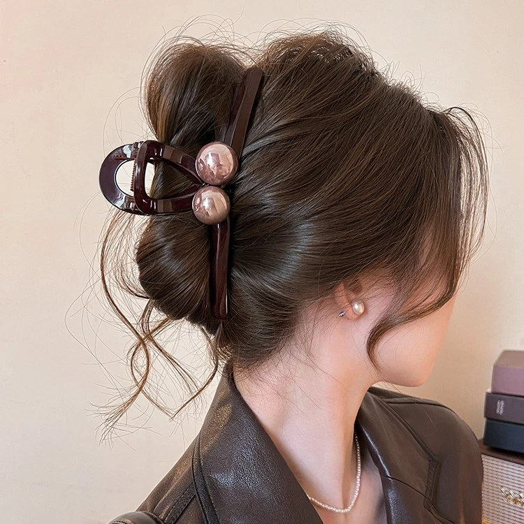 初春高级感珠珠巧克力棕抓夹2025新款大号后脑勺盘发鲨鱼夹发夹女