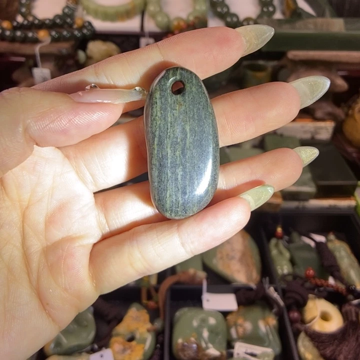 颈饰未镶嵌透闪石质玉