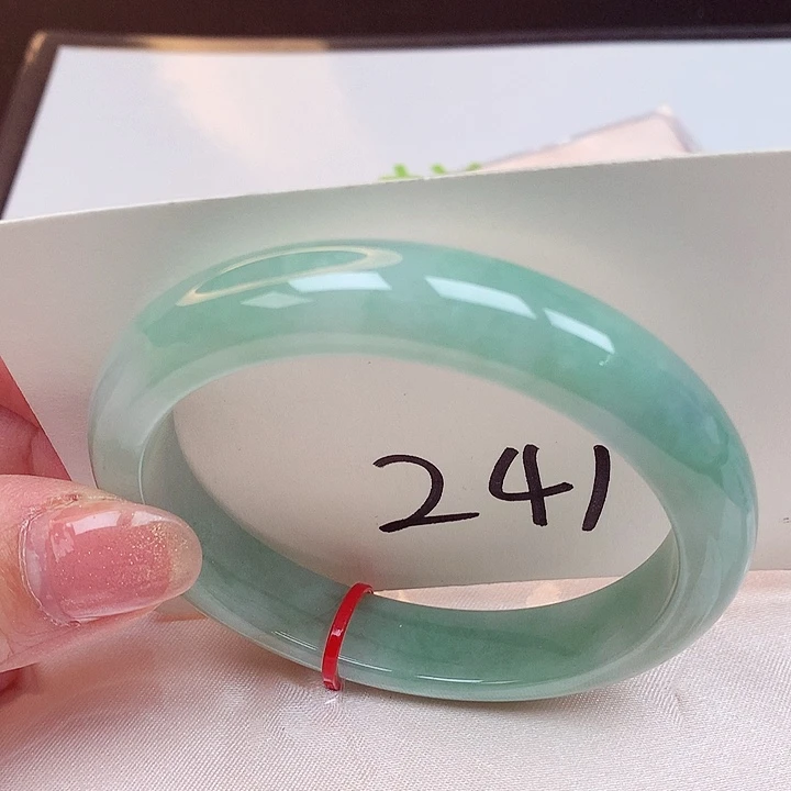 翡翠手镯未镶嵌翡翠