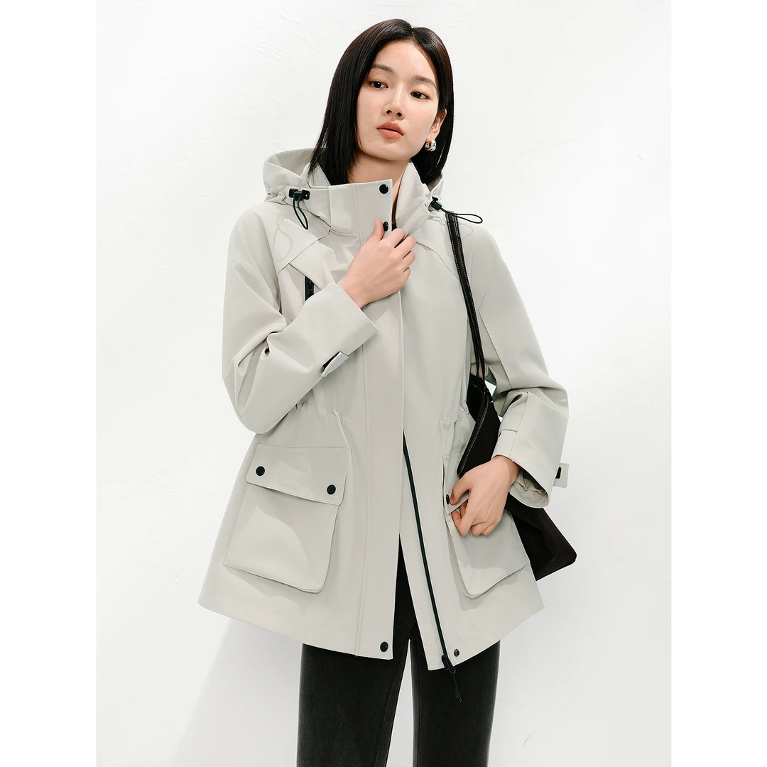 【羊羊专属】玖姿·安娜蔻KWFC413159轻户外山系工装风连帽风衣女