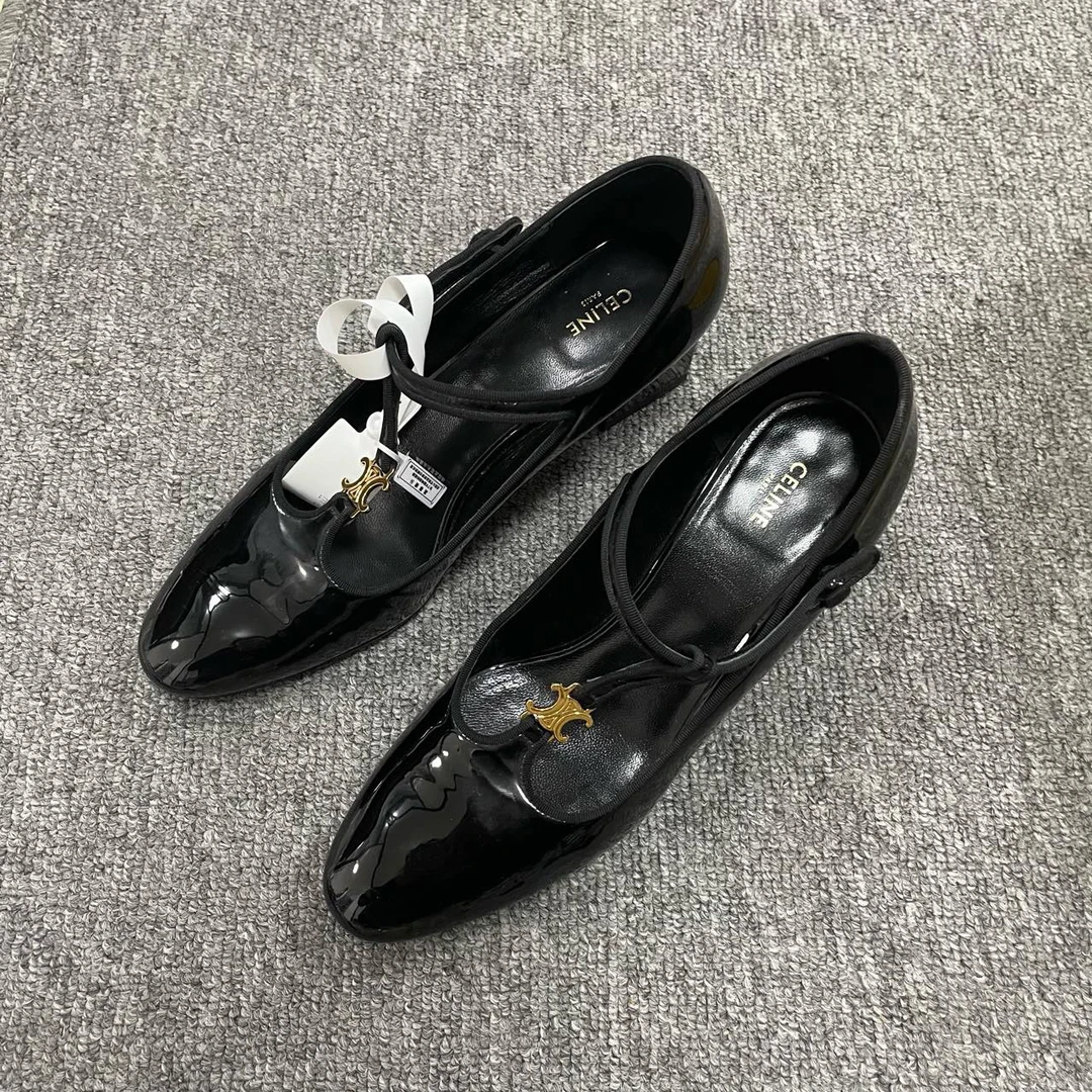 95新 Celine/思琳 T字带舒适百搭跟高跟鞋  37码/6330