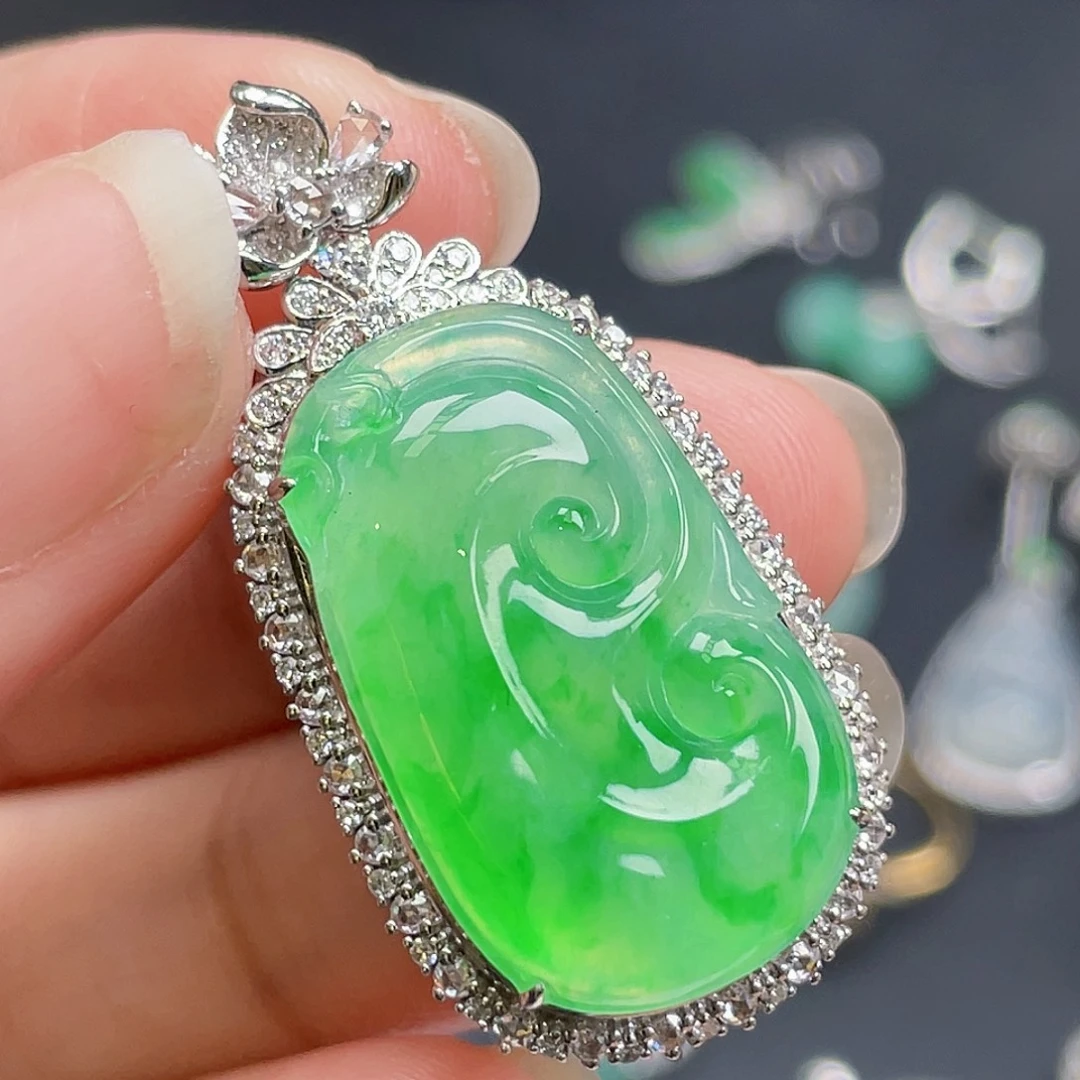 翡翠18K金镶嵌颈饰飘花冰绿如意