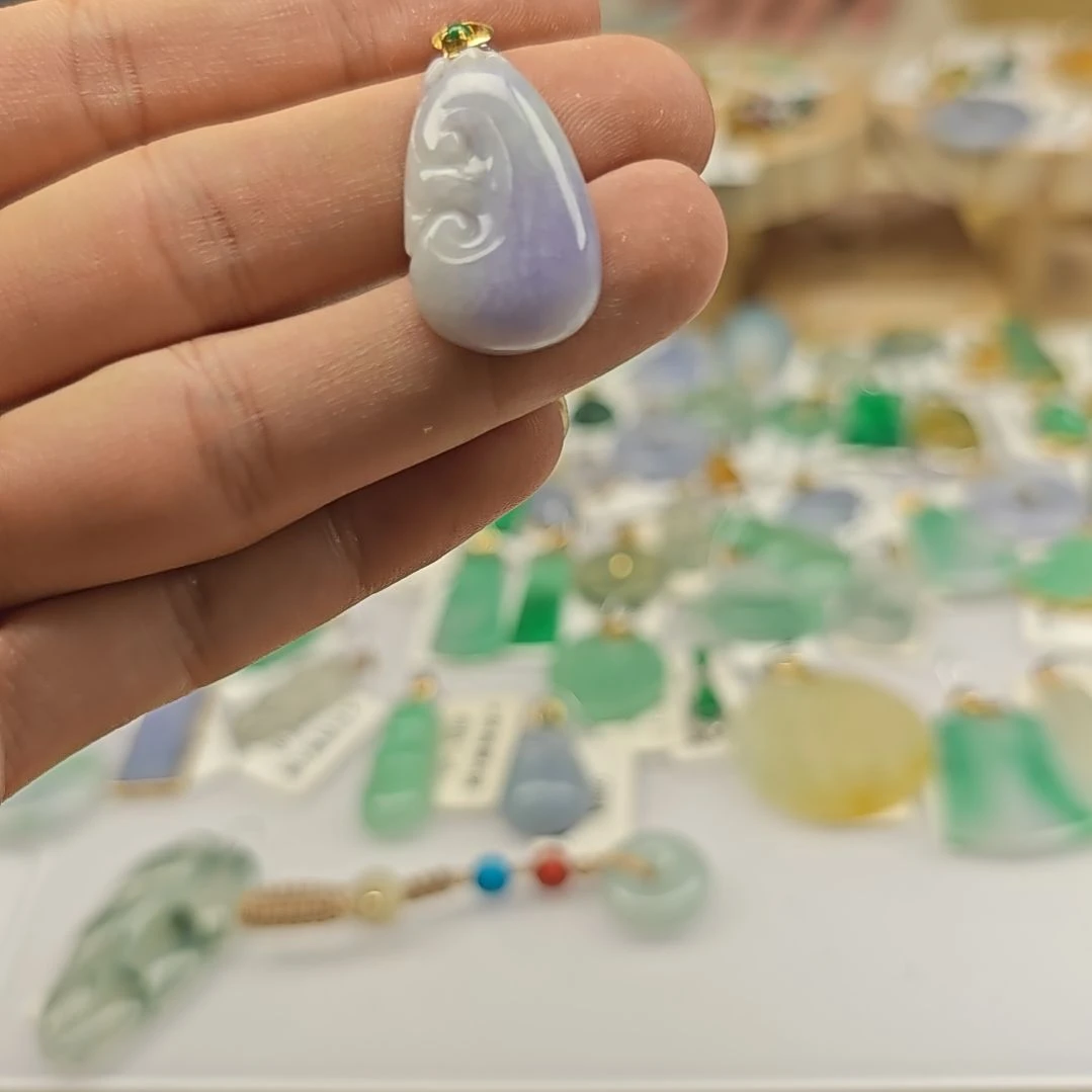 翡翠18K金镶嵌颈饰