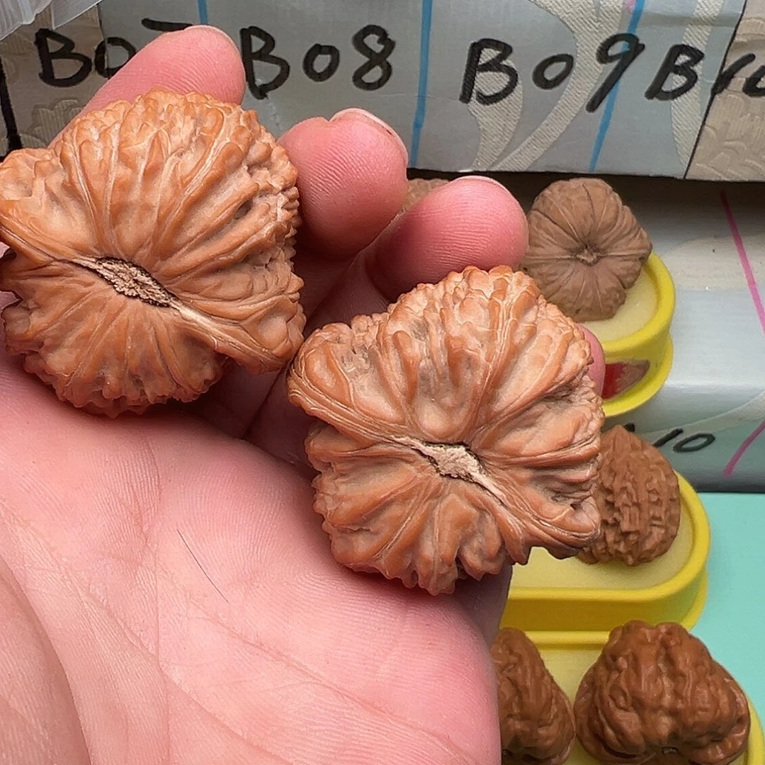 文玩核桃吊坠白狮子44