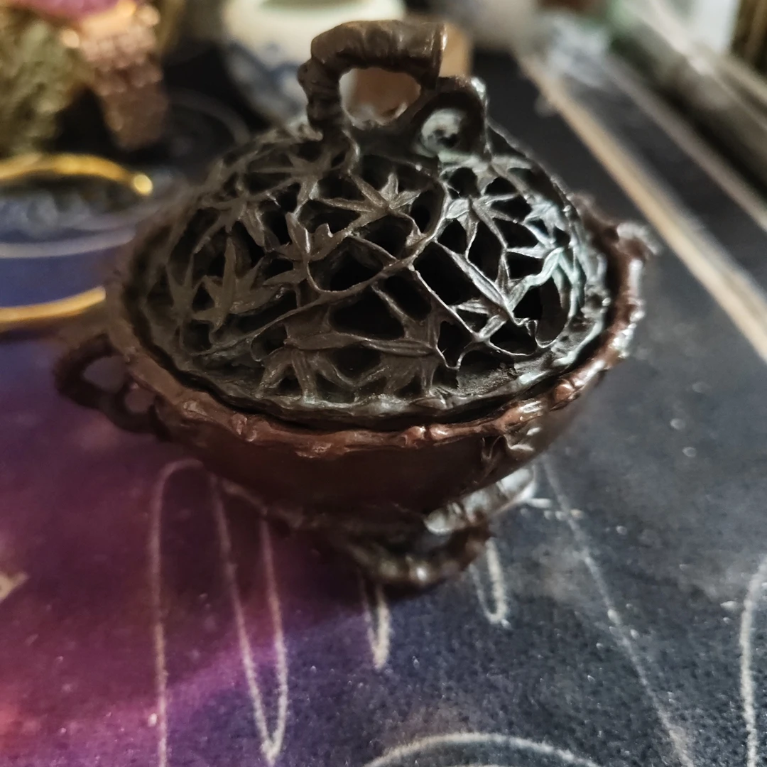 日货回流的文玩杂货。一个铜香炉高7厘米宽8厘米