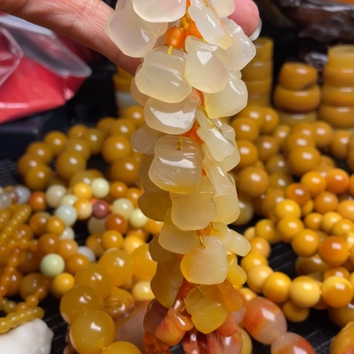 未镶嵌石英质玉（黄龙玉）颈饰