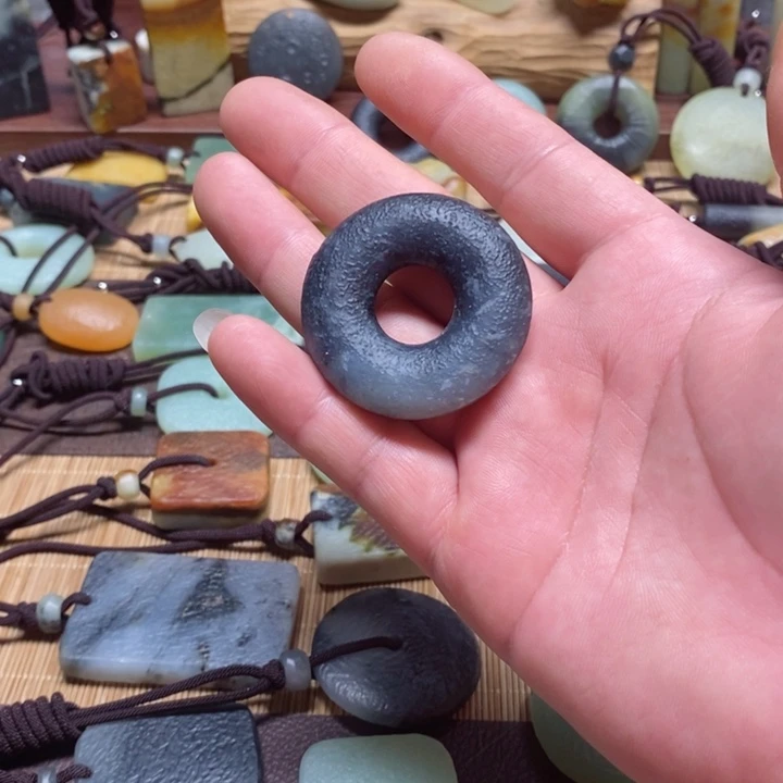 蛇纹石玉挂件未镶嵌