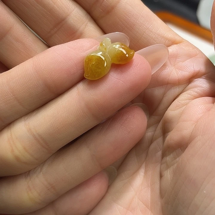翡翠未镶嵌颈饰桃子