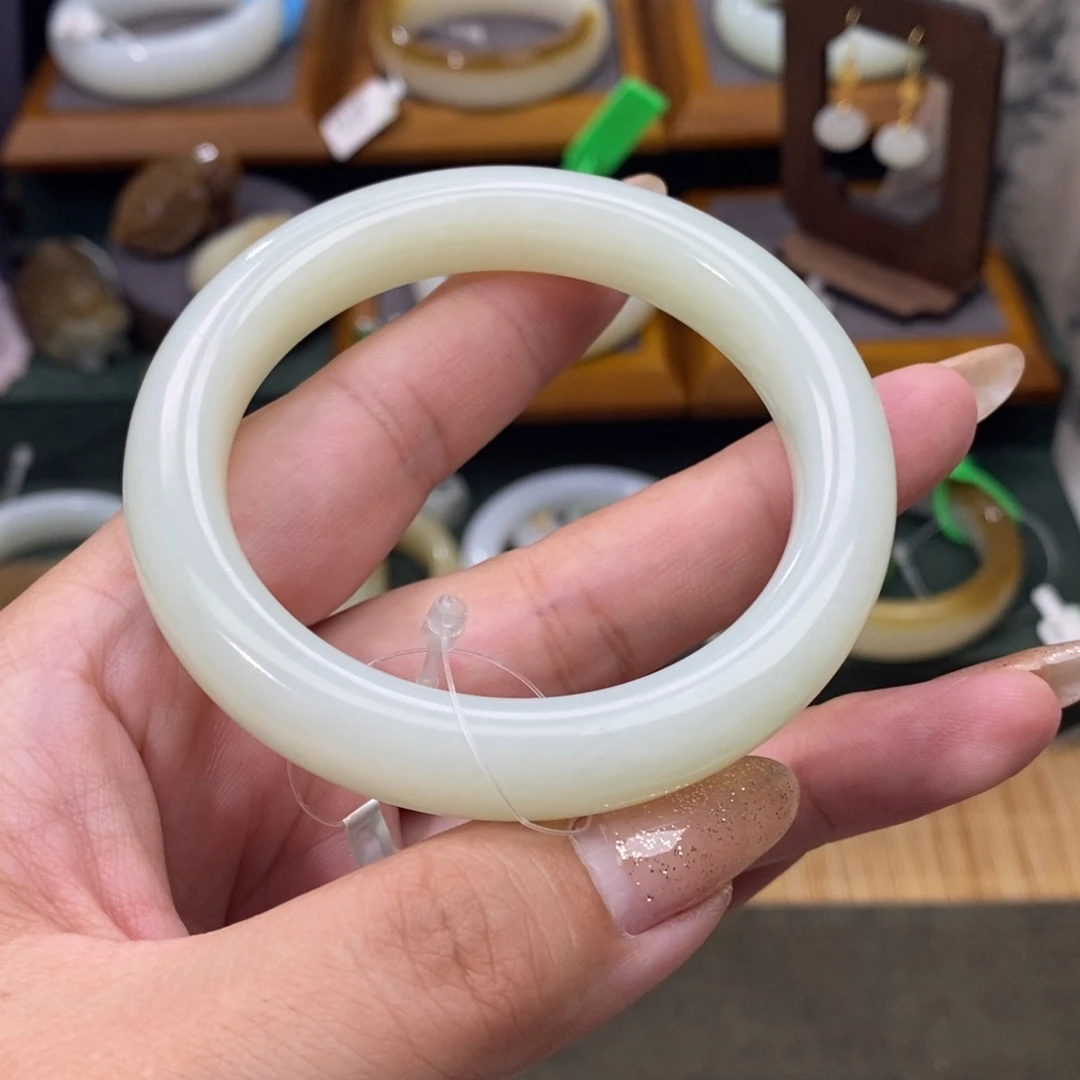 和田玉手镯未镶嵌清货