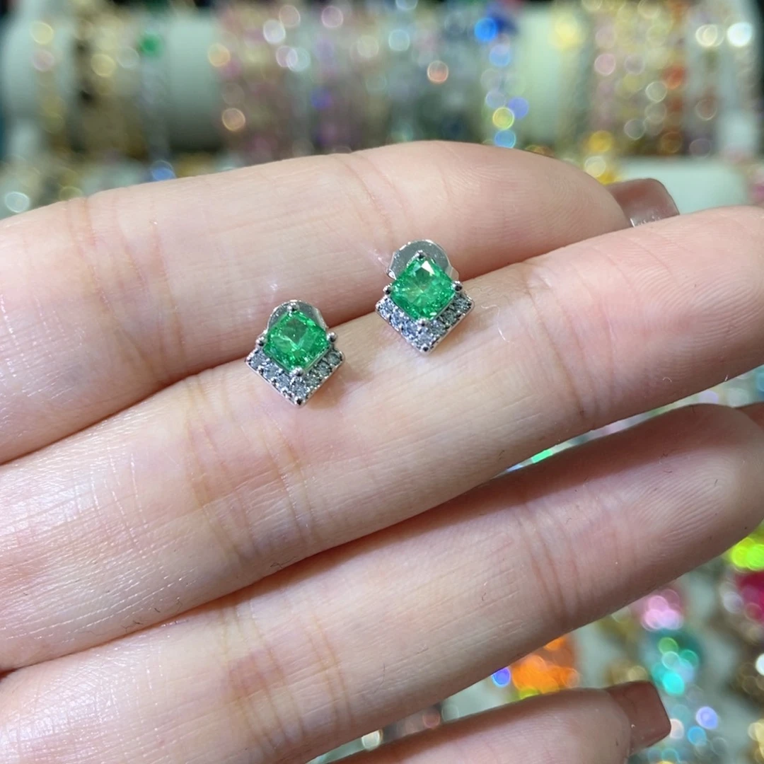 66锆石（处理）耳钉
