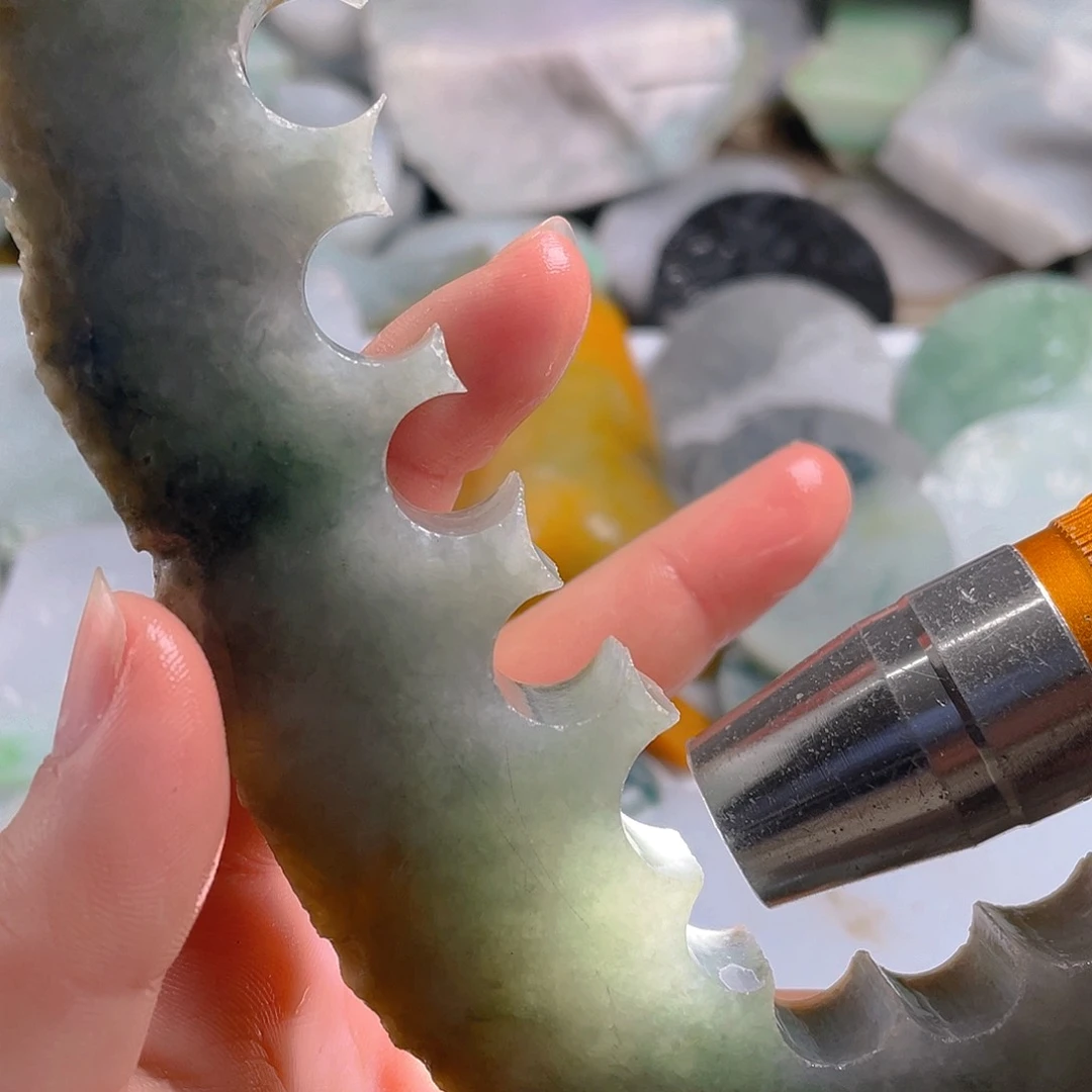 颈饰未镶嵌翡翠。