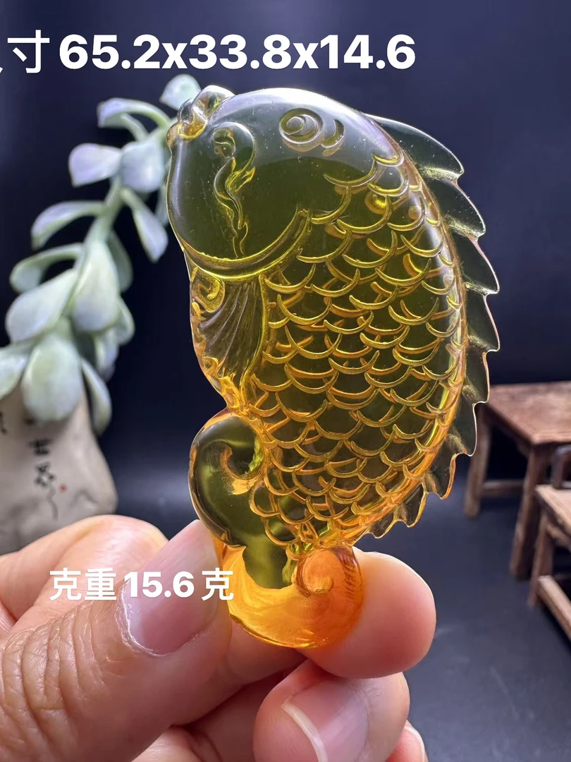 缅甸天然琥珀蓝珀净水雕刻件年年有鱼精美挂件吊坠
