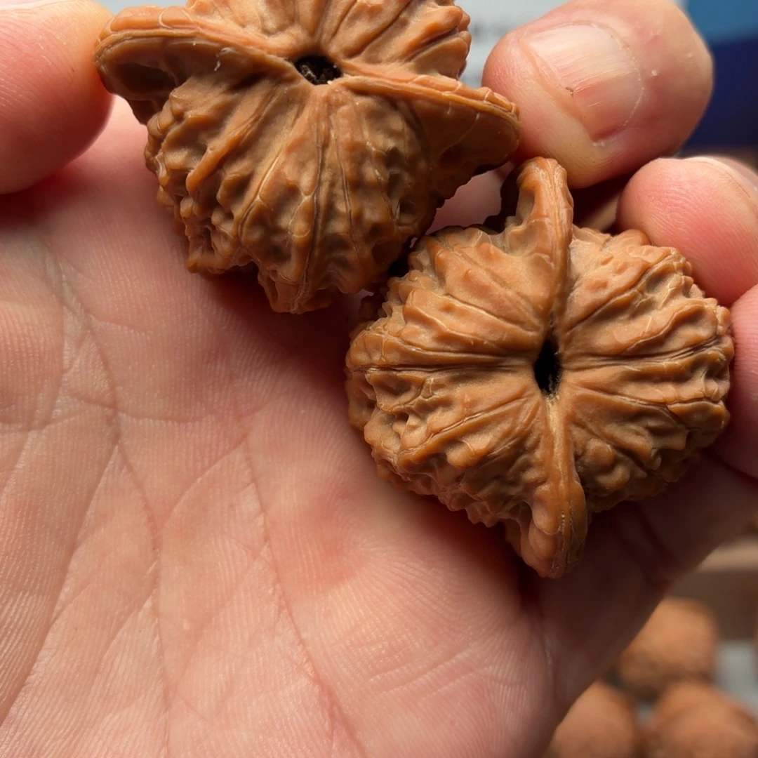 吉***吉文玩核桃吊坠全品白茬血麒麟