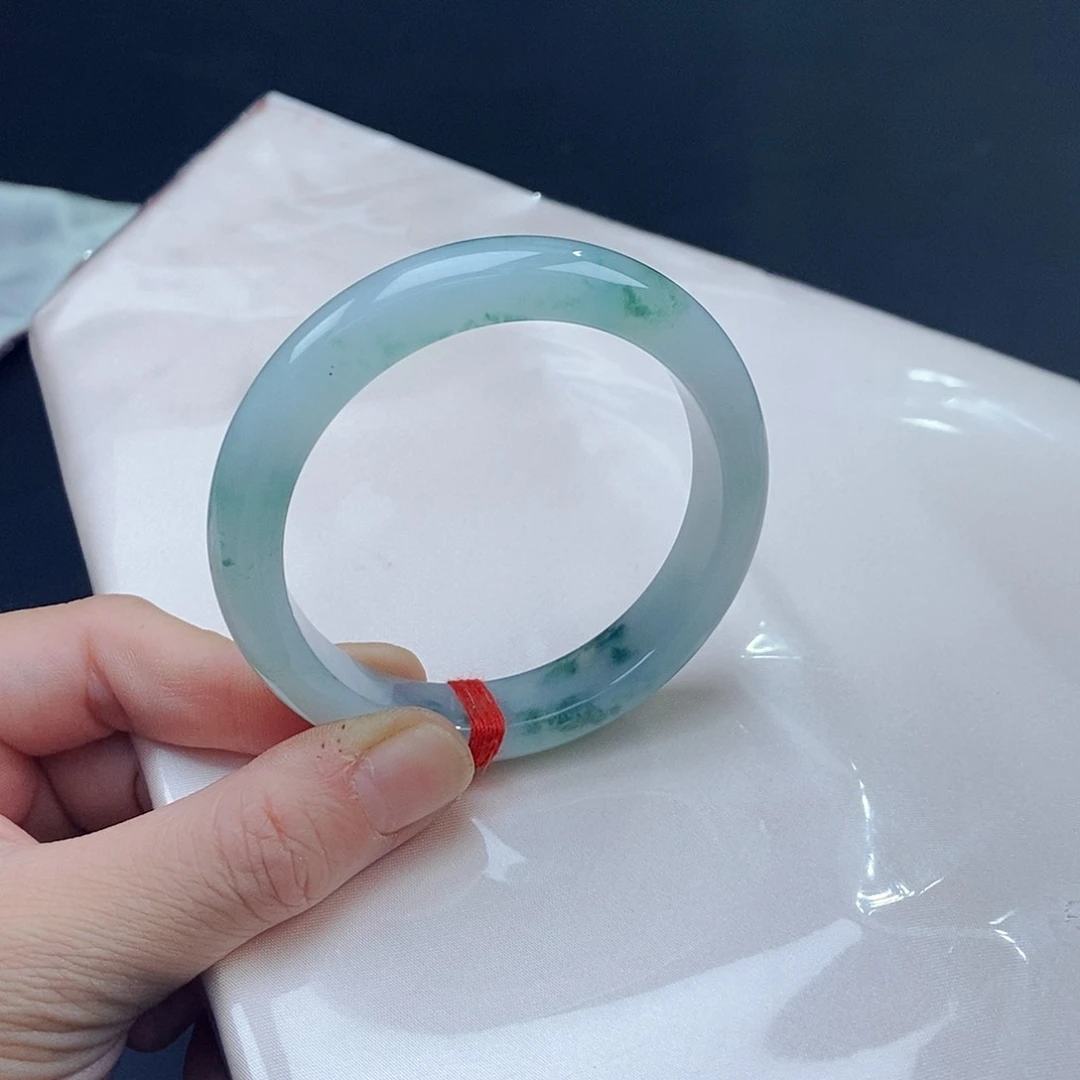 翡翠手镯未镶嵌翡翠