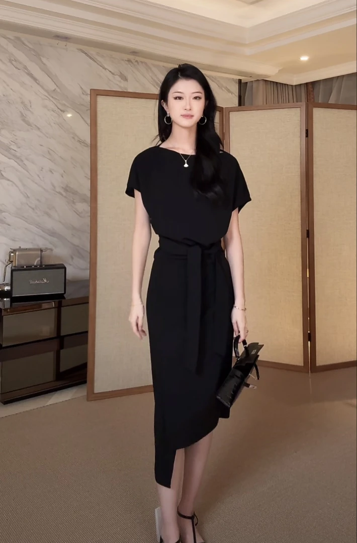 收腰绑带黑色连衣裙