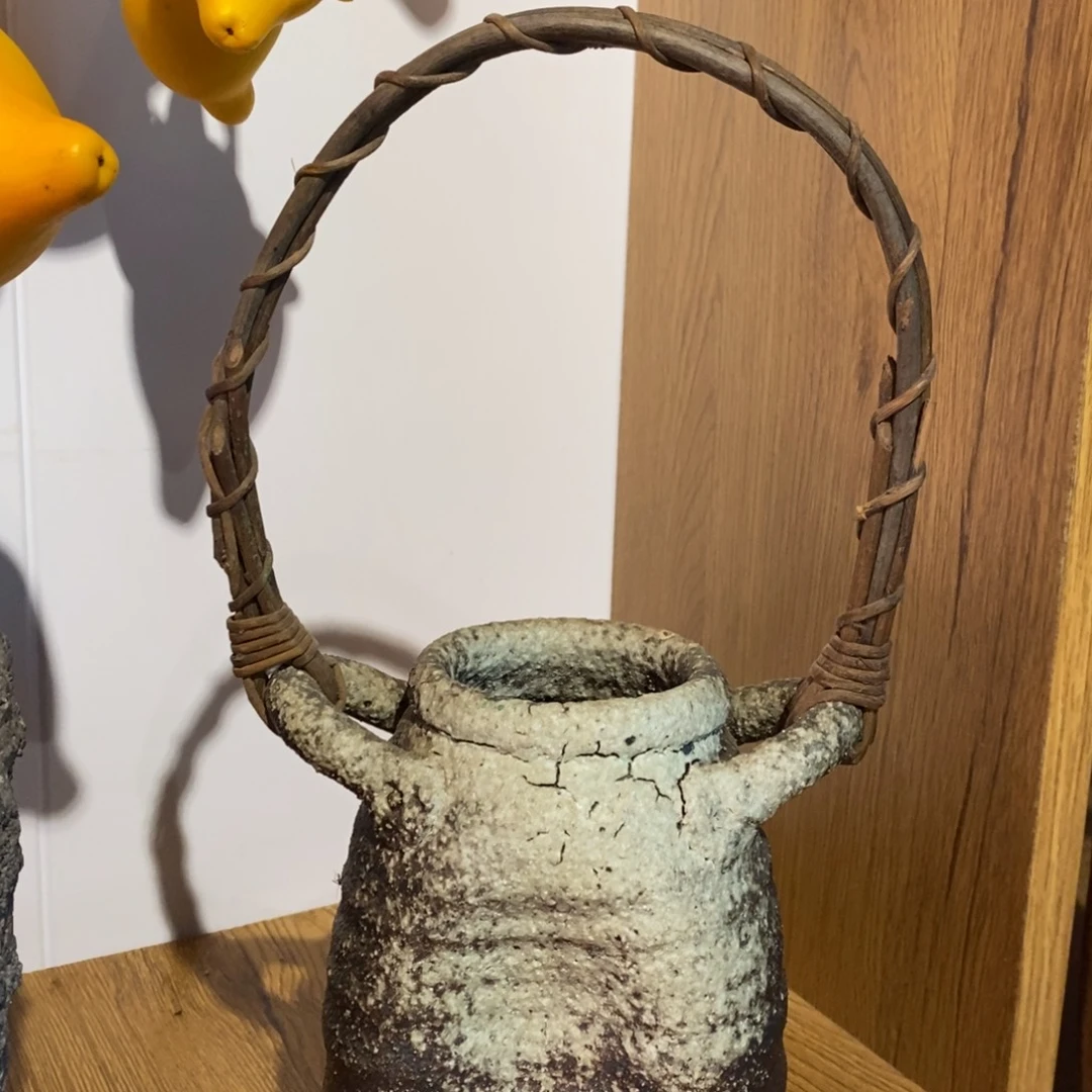 瓷片藤编提梁花器