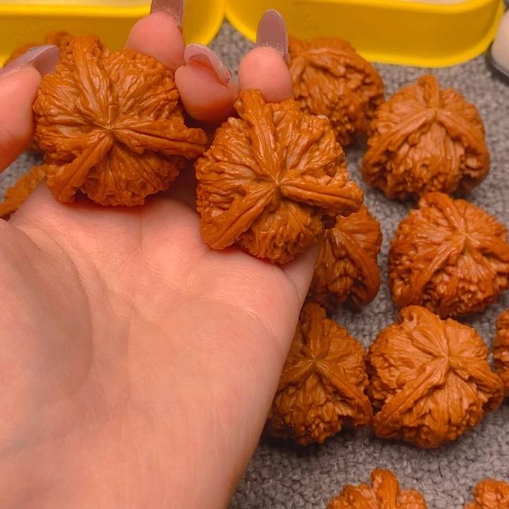 看***丽吊坠文玩核桃核桃