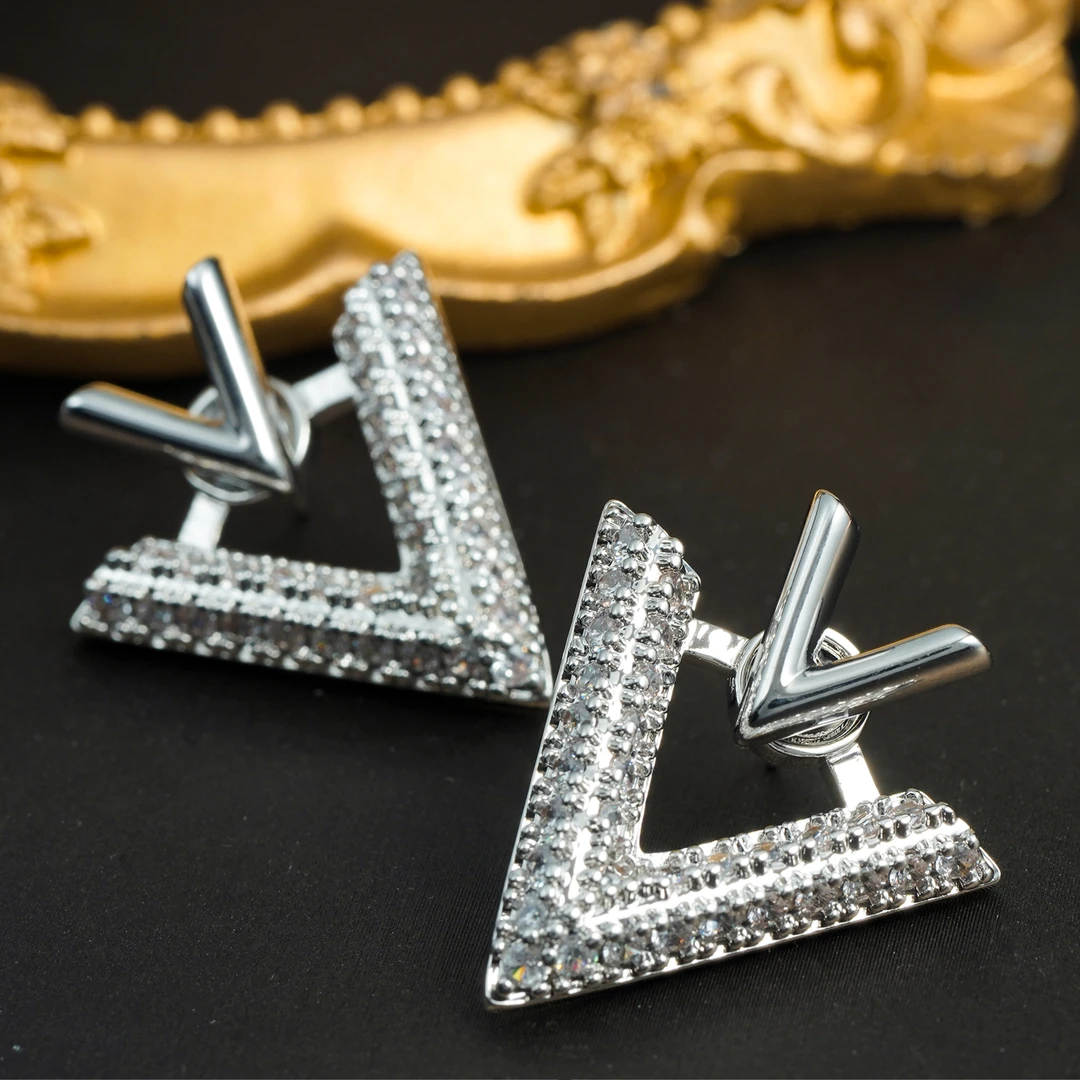 铜合金耳饰 【3029】LeLe 耳钉 华子家满钻标志性V字设计