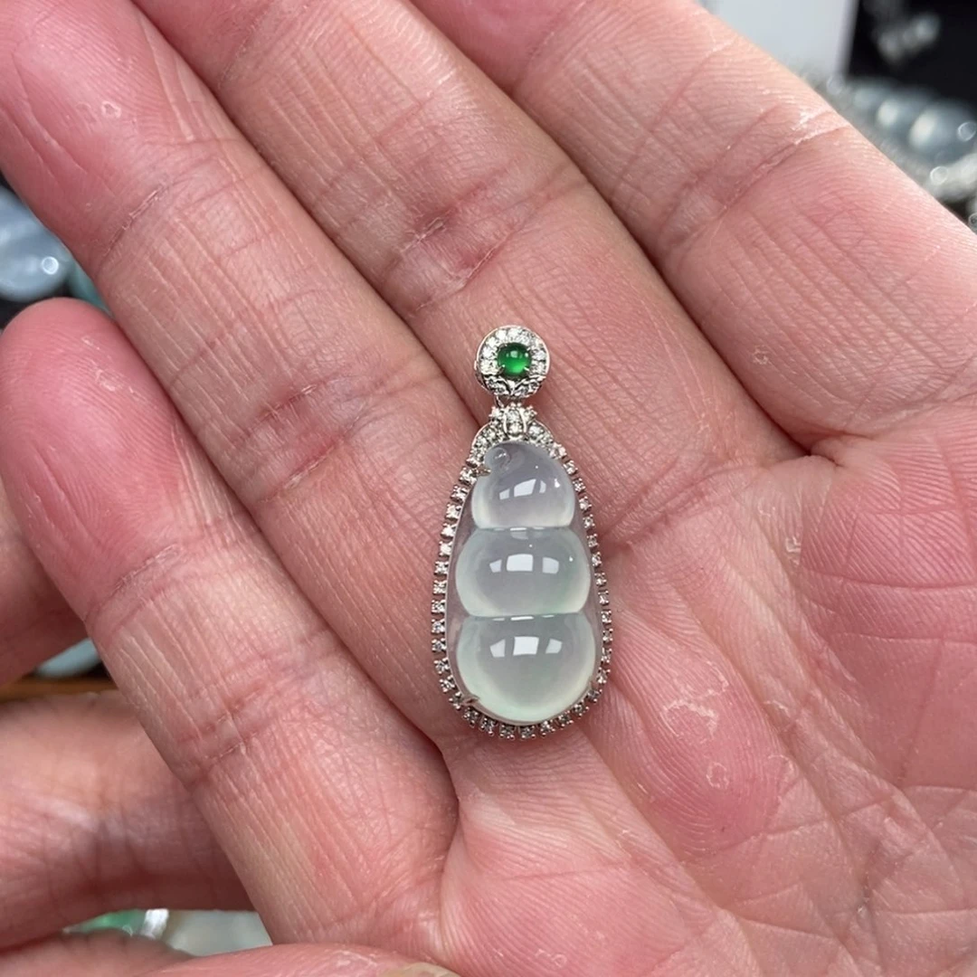 颈饰18K金镶嵌翡翠豆子