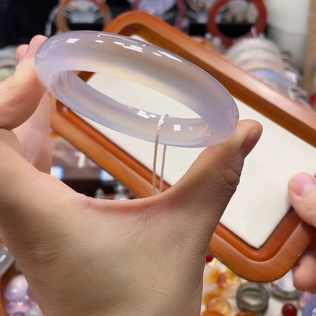 I***U玛瑙/玉髓未镶嵌手镯不同角度不同光线下色不同