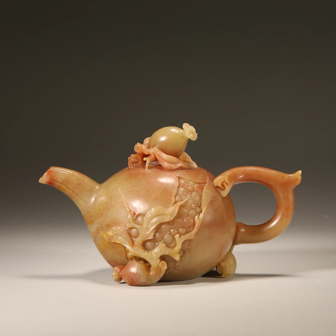 Lot41清代 寿山石石榴壶