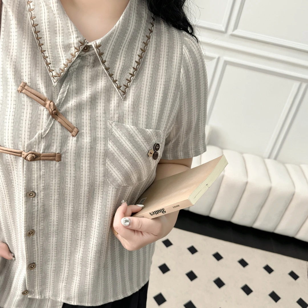 DX7437大码女装【文艺不规则衬衫】夏季盘扣刺绣条纹设计感短袖衬衣