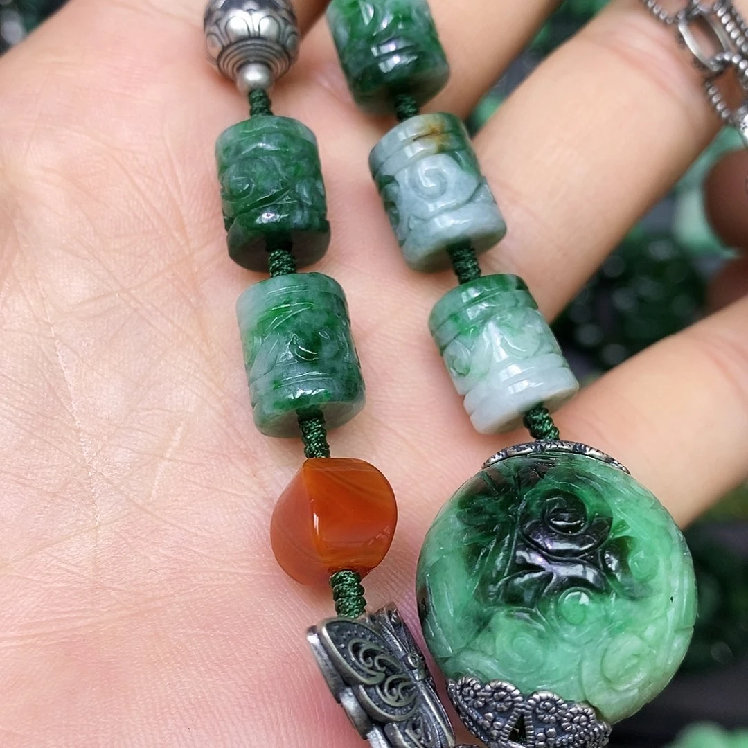 颈饰未镶嵌翡翠漂亮美眉