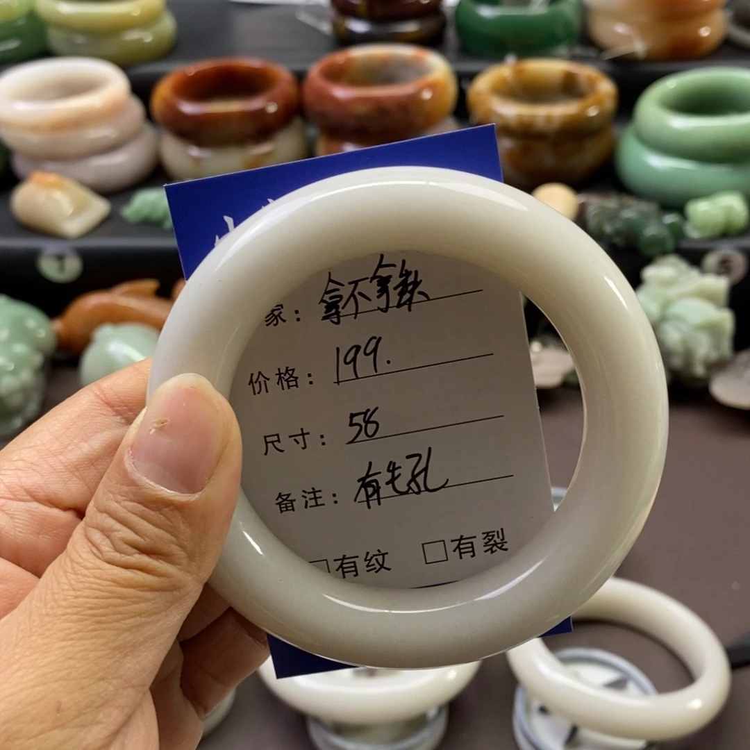 拿***️石英质玉未镶嵌手镯