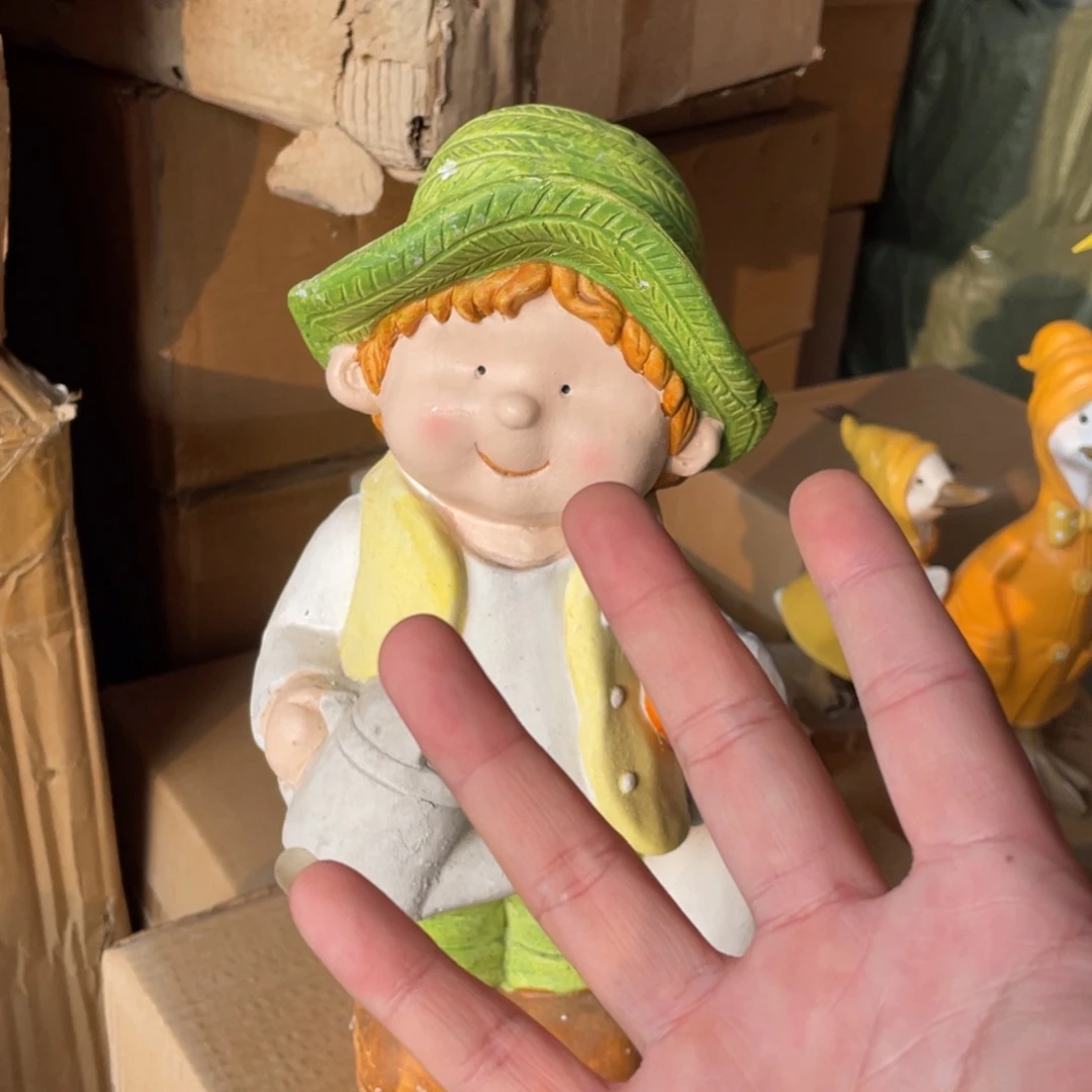 【闪购商品】氧化镁拿水壶小男孩摆件