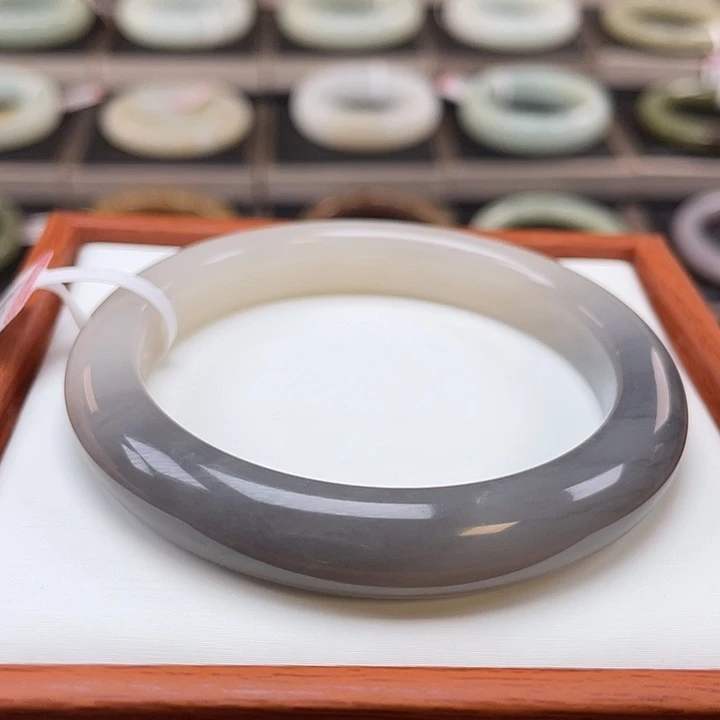 和田玉未镶嵌手镯（藕粉烟紫半山水）