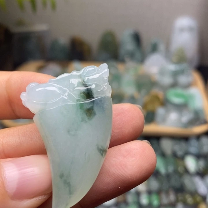 颈饰未镶嵌翡翠龙牙
