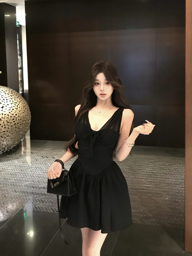 黑色连衣裙今年流行v领设计感短裙夏季辣妹修身小黑裙性感小个子