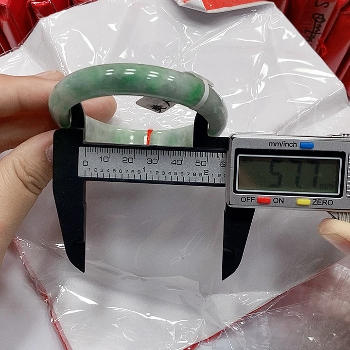 翡翠手镯未镶嵌124