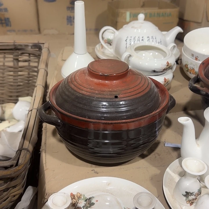 库存微瑕铁红釉砂锅中