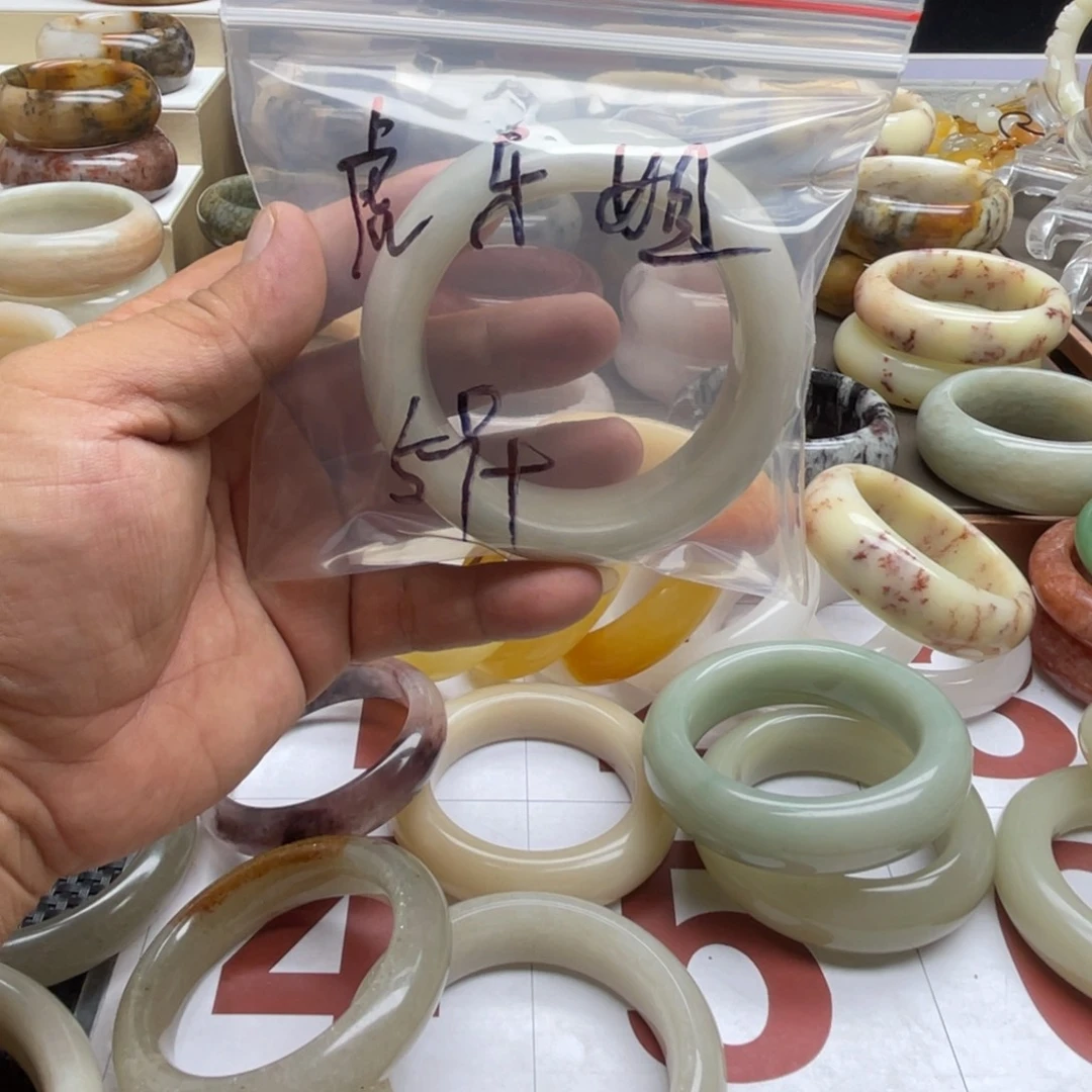 虎***姐未镶嵌手镯石英质玉（佘太翠）